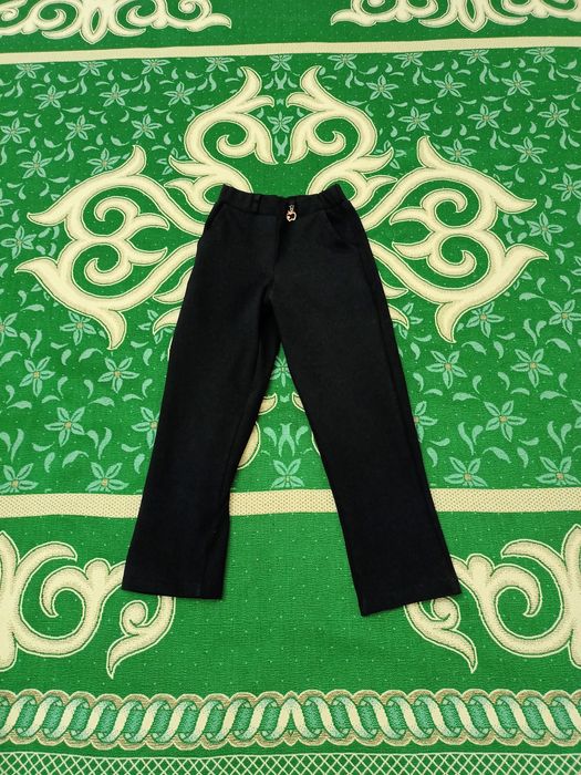 Киілген 5-6 жастағы қыз баланың киімі сатылады.