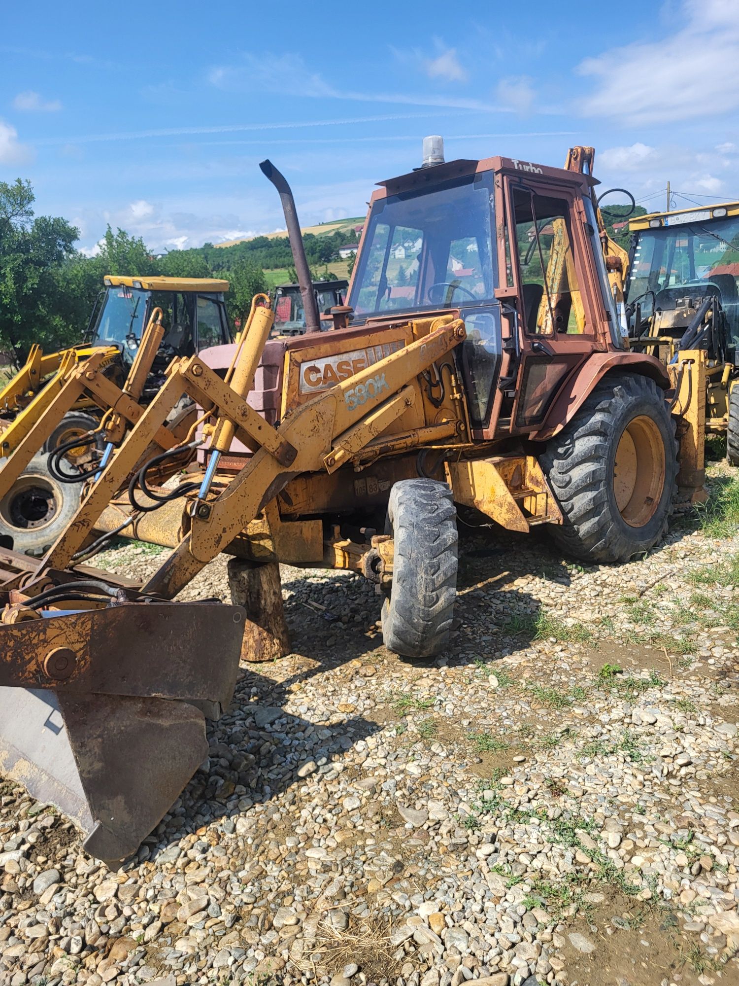Dezmembrez buldoexcavator case 580 sk