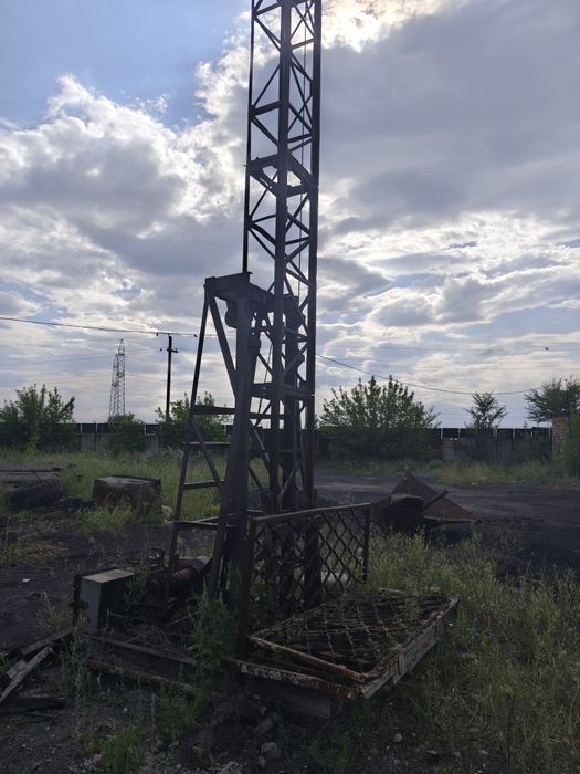 Продам фасадный лифт высота 10 метров в рабочем состоянии 380вл пульт