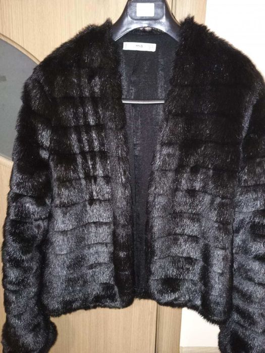 Късо палто от изкуствен косъм Манго