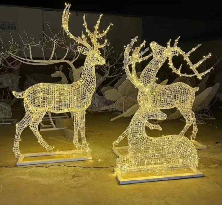 Новогодний олень скульптура