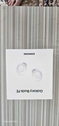 Блютуз наушник марки Samsung Bads FE