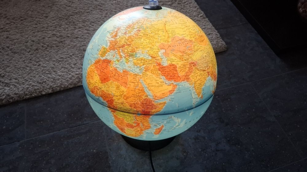 Светещ глобус, статив и кожен стол с амортисьор