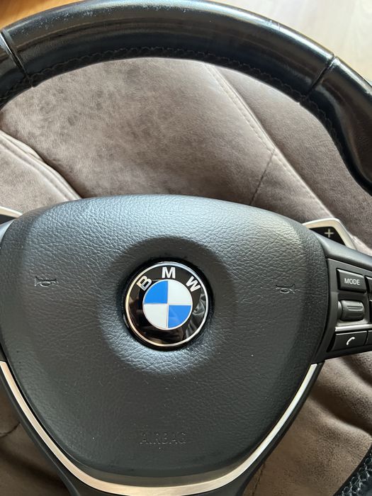 Продавам Оригинален Волан с пера за bmw f10-f11