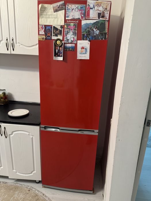 Холодильник в хорошем состоянии , работает отлично