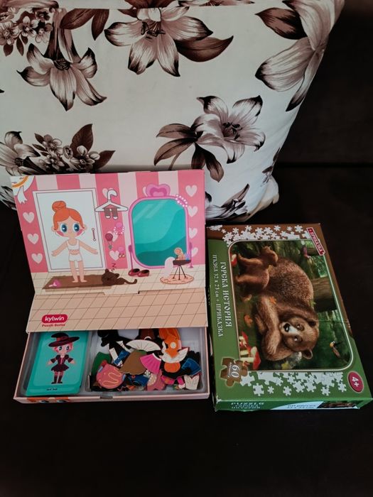 Лот пъзели, лаптоп и дървен часовник