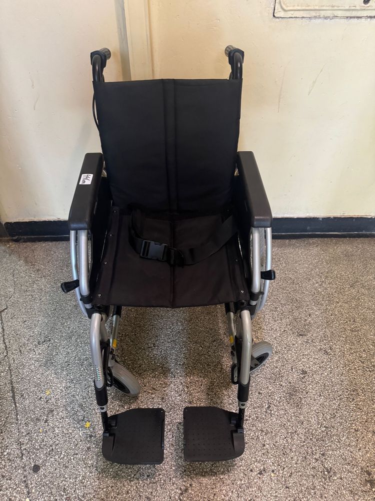 Carut scaun  din aluminiu batrani dizabilitati handica (ca noua)