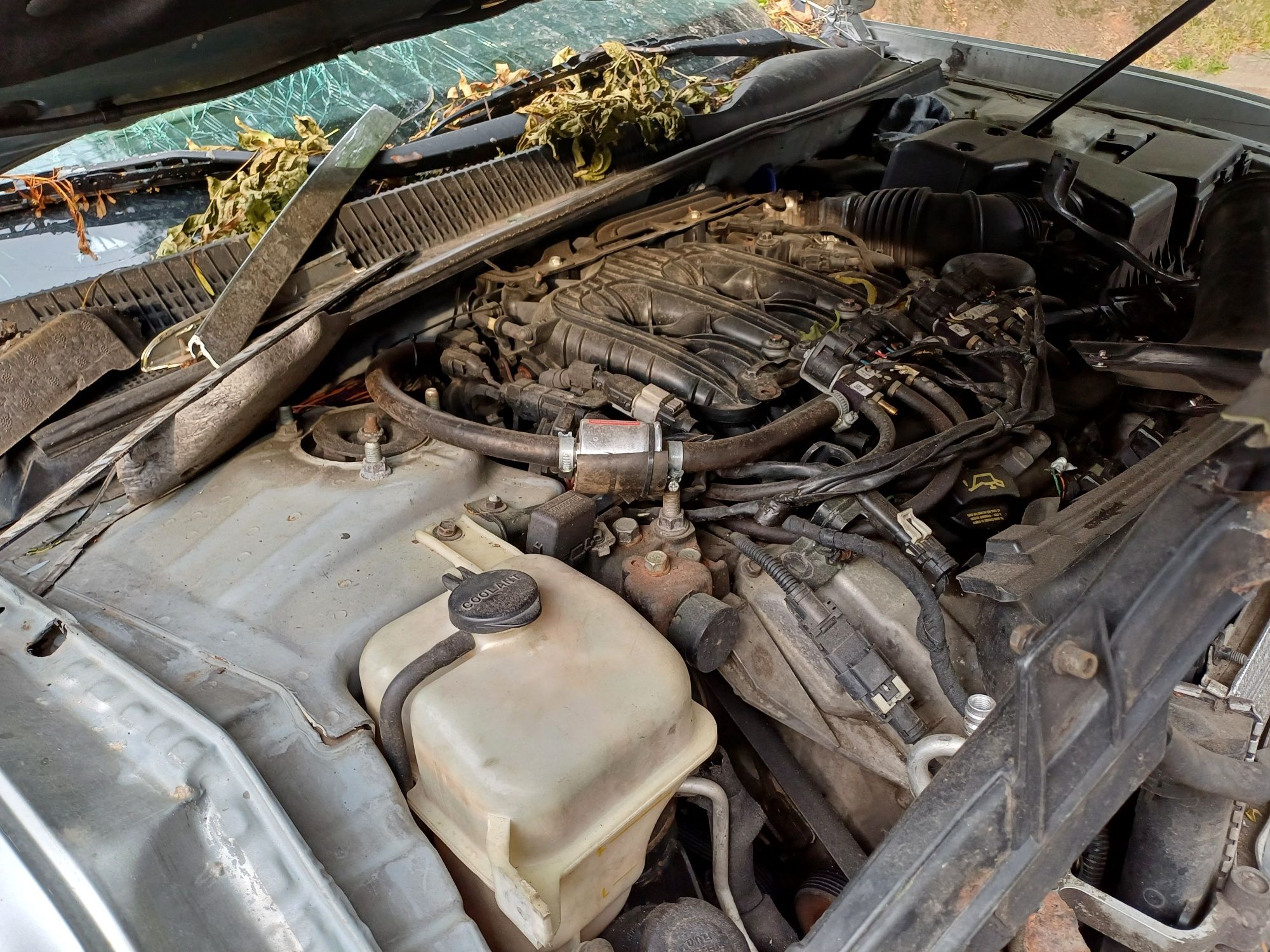 Продава се цяла за части Hyundai sonata 3.3
