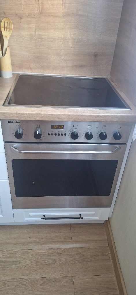 Продавам фурна с котлони Miele