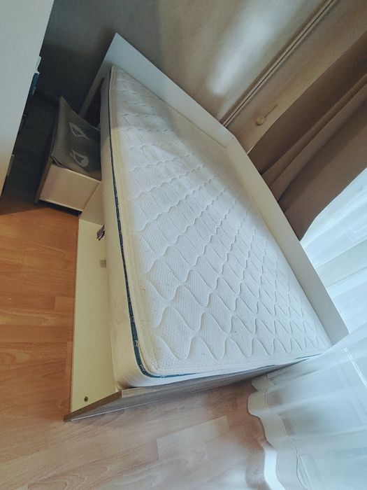 Легло с еднолицев матрак