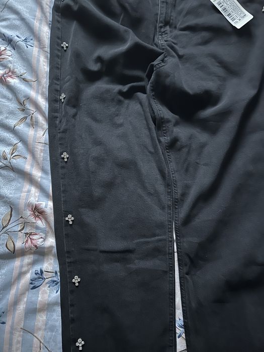 Blugi noi cu eticheta