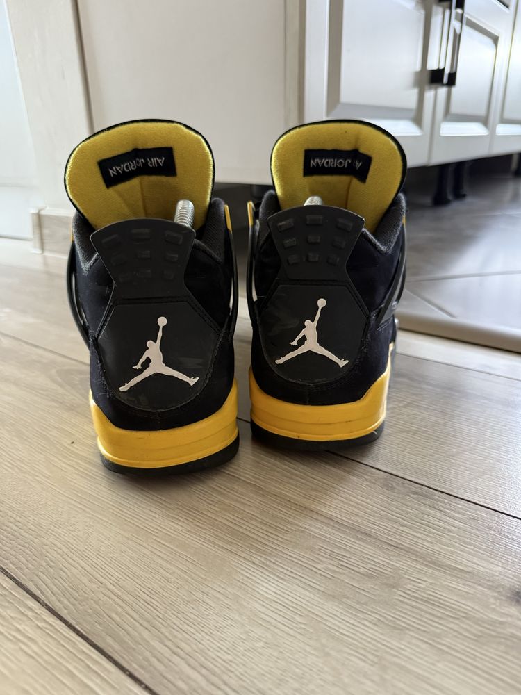 Jordan 4 Thunder purtati