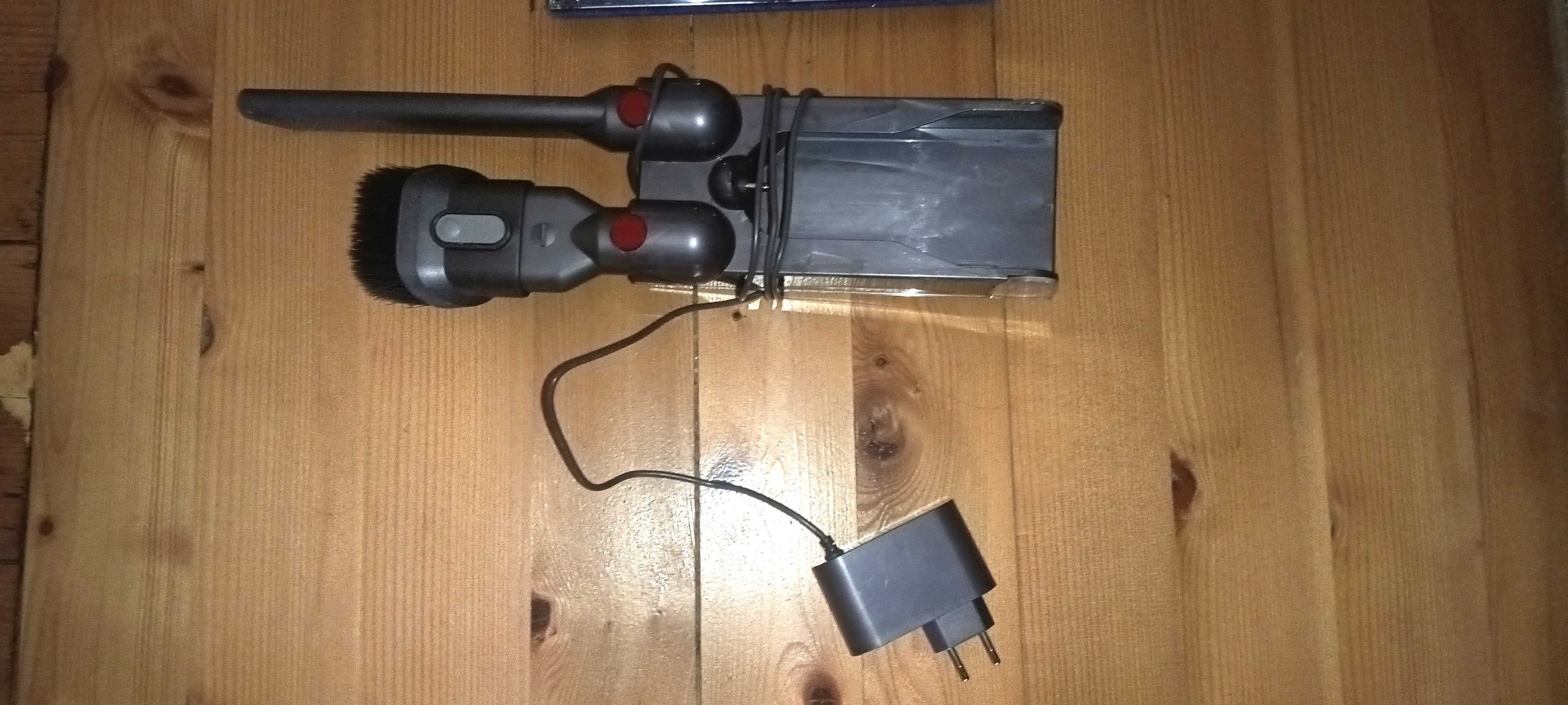 Продавам добра Dyson V10 прахосмукачка с отлична батерия и представки