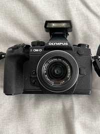 Камера OLYMPUS OM-D E-M1 c обектив M-Zuiko 14-42мм. + светкавица.
