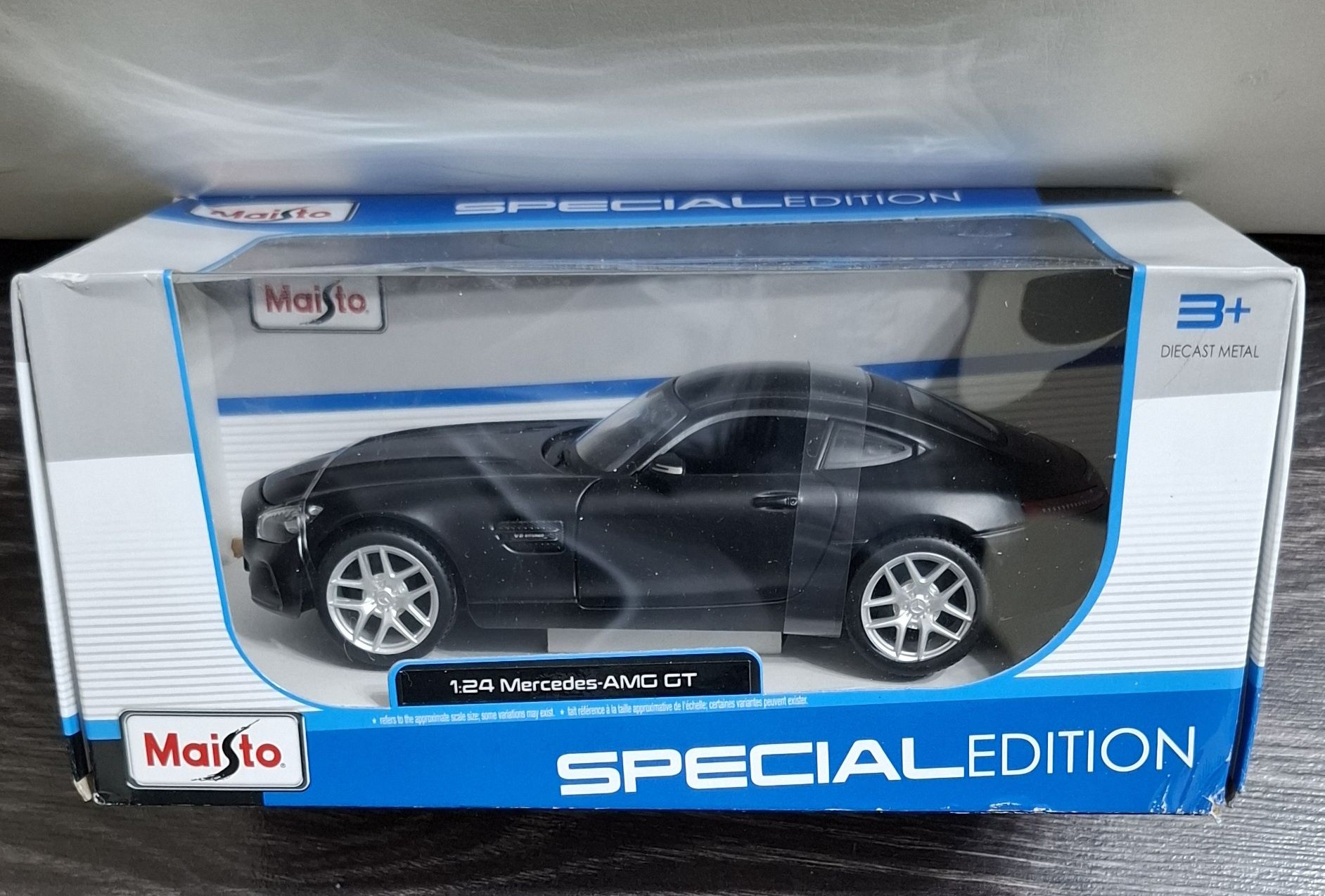 VÎND MACHETE din metal de colecție diferite modele scara 1 / 24