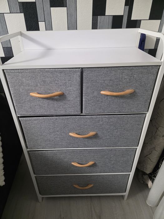 Vând dulăpior cu cadru metalic