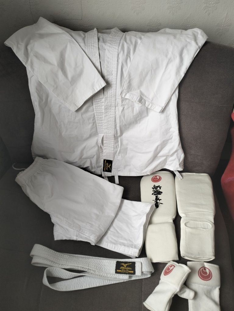 Кимоно для занятия каратэ с накладками.