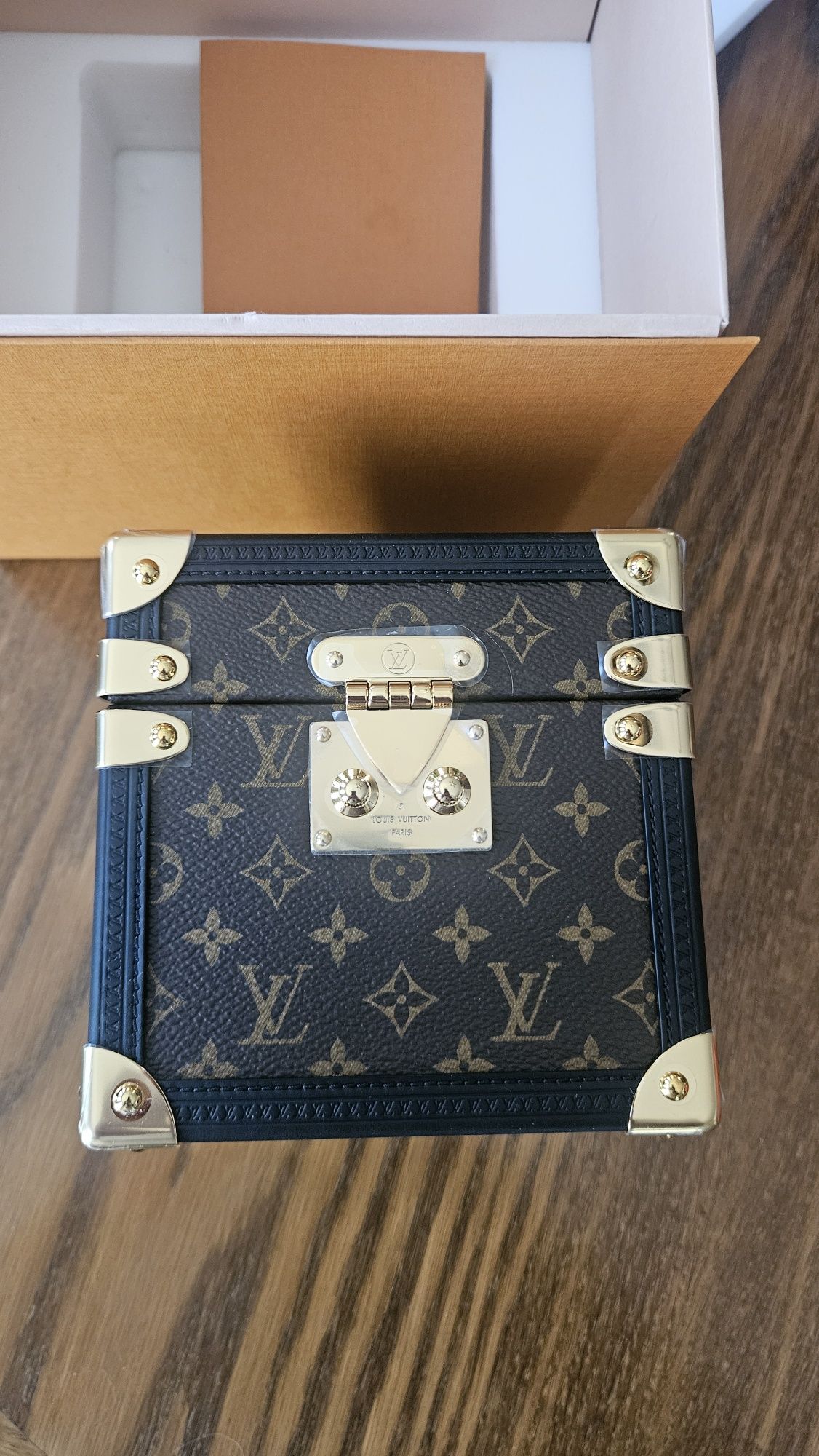 Домашен часовник Louis Vuitton