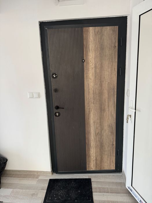 Входът на вратата, със шкафчета