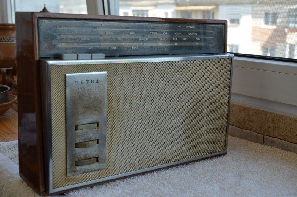 Aparat radio cu tranzistori anii 1950 /aparat radio Anglia / radio vin