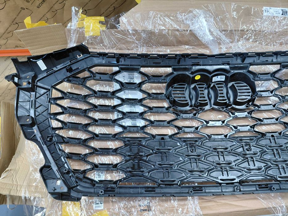 83F853651B Нова S Line решетка Audi Q3 83F 2018-