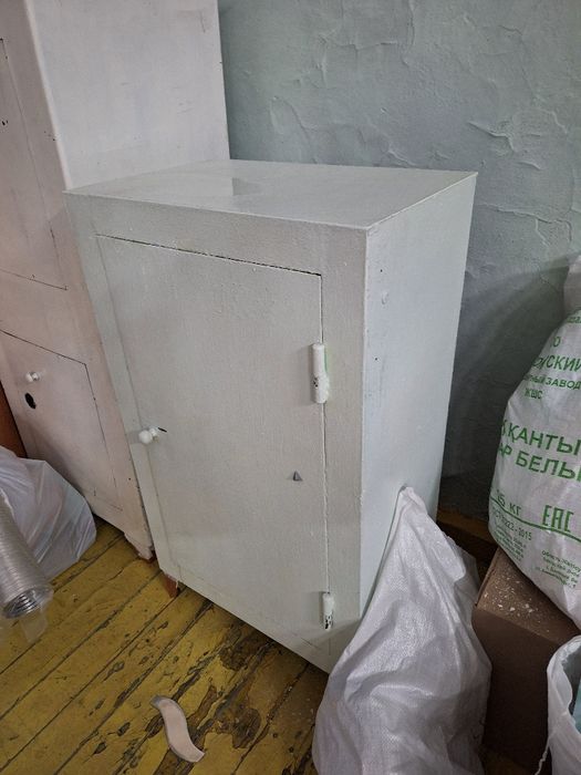 Металлический шкаф, можно использовать как большой сейф