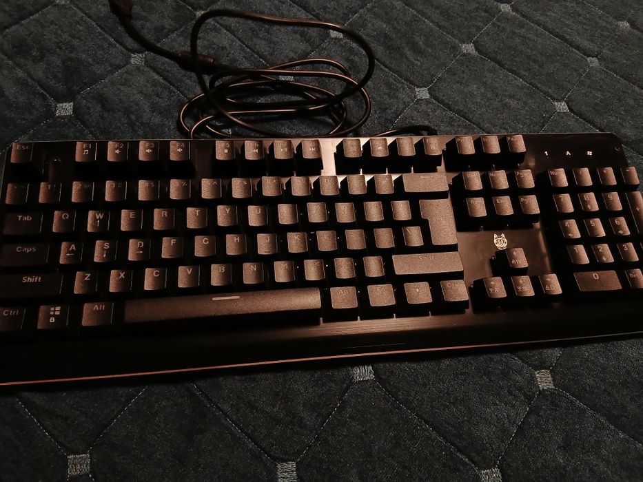 Vând tastatura mecanica