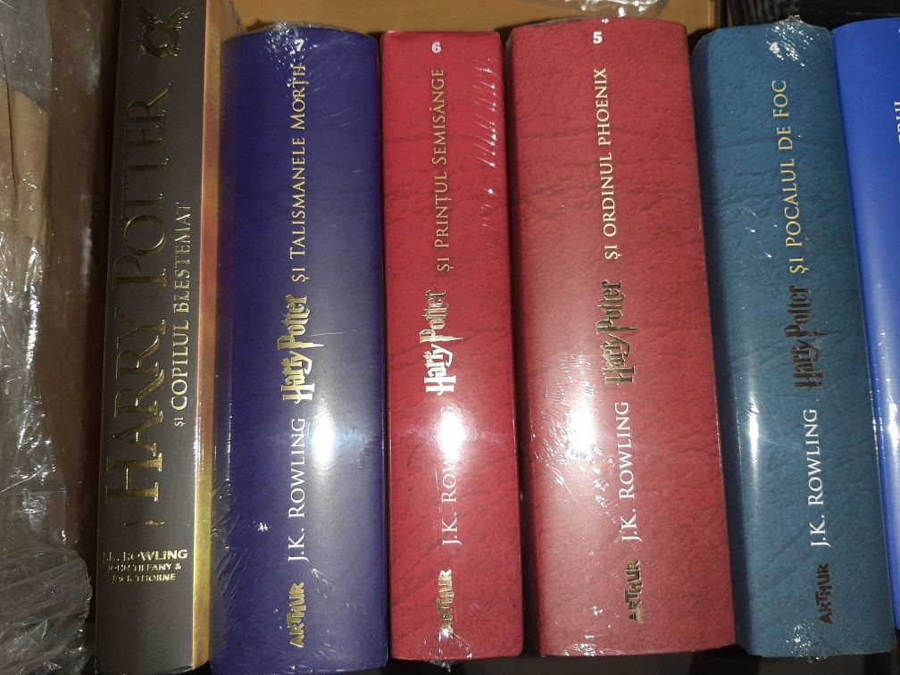 Set Complet Harry Potter ( 8 vol, 2 statuete, 1 cana plus cadou)- NOI.
