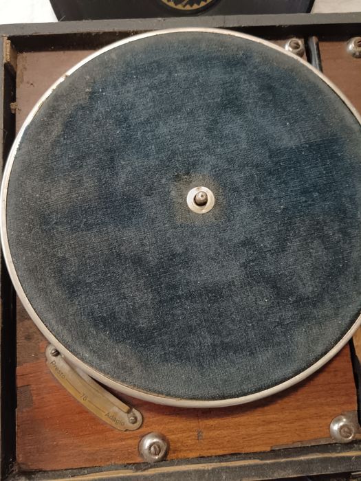 Винтидж колекционерски преносим грамофон