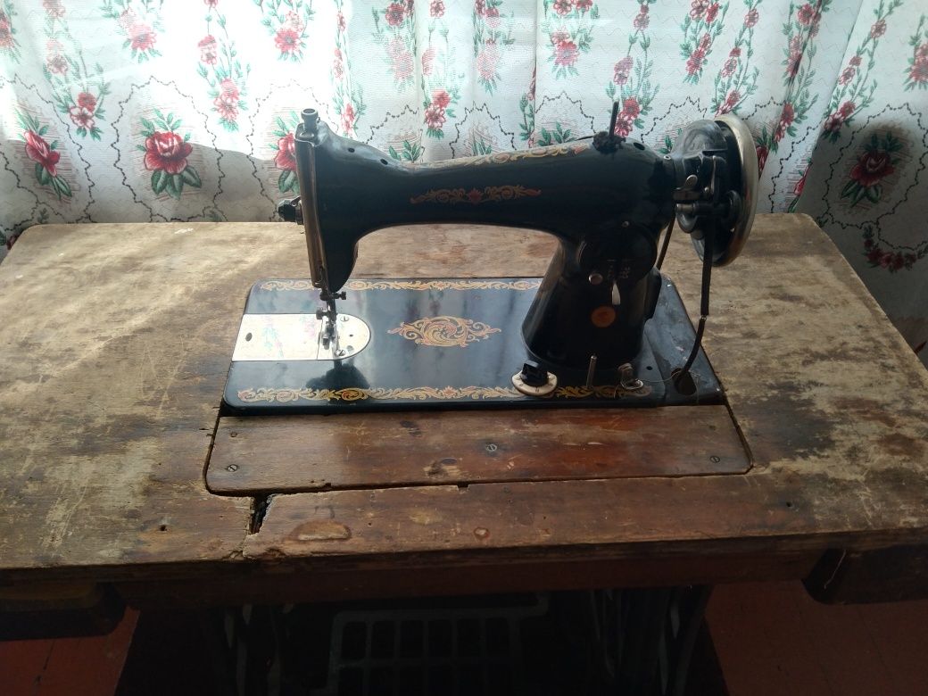 Продам швейную машинку