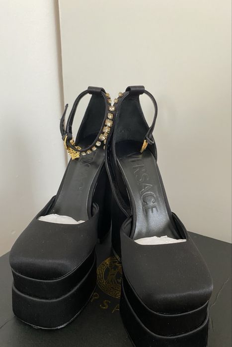 Туфли Versace Medusa Aevitas на платформе и высоком блочном каблуке