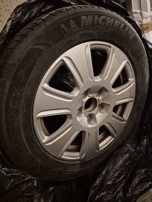 Roți pe 16 originale Audi cu anvelope de vară Michelin.