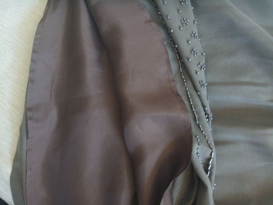 елегантна пола от сурова коприна гарнирана със стоманени мъниста