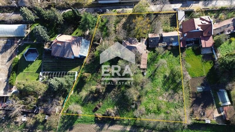 Голям парцел със законна къща за продажба, в близост до центъра на с.