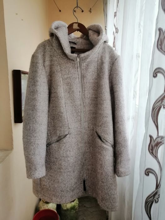 Vând fi urgent haina de stofa crem cu gluga , starefbuna