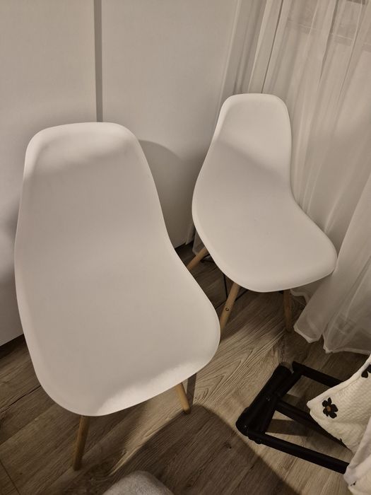 Scaune albe, plastic, noi