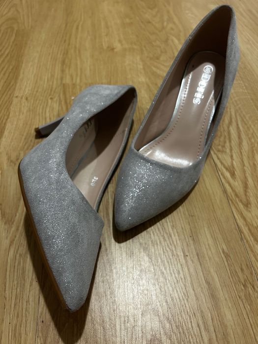 Токчета в сив цвят с блясък