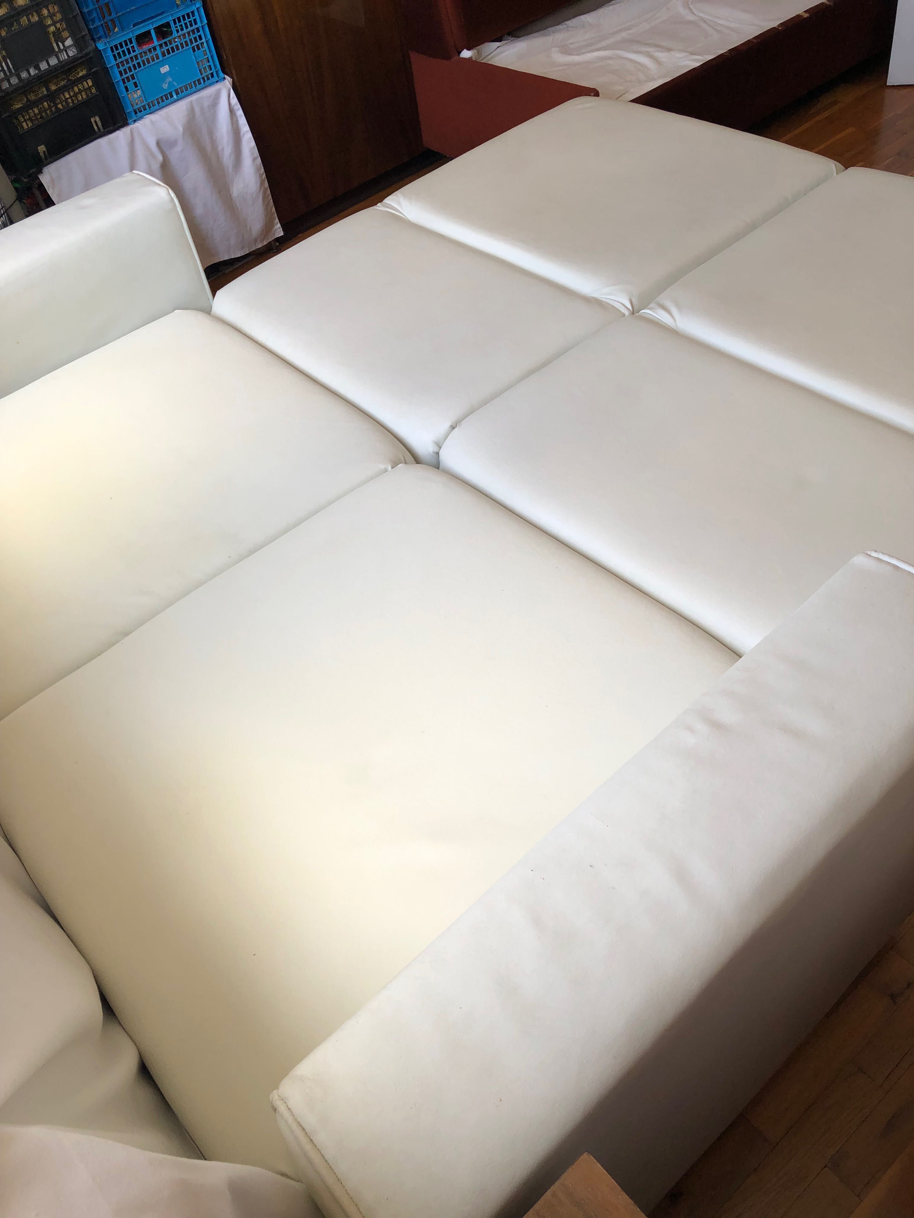 Кожен разтегателен диван 
Leather sofa bed бял, чисто нов неизползван