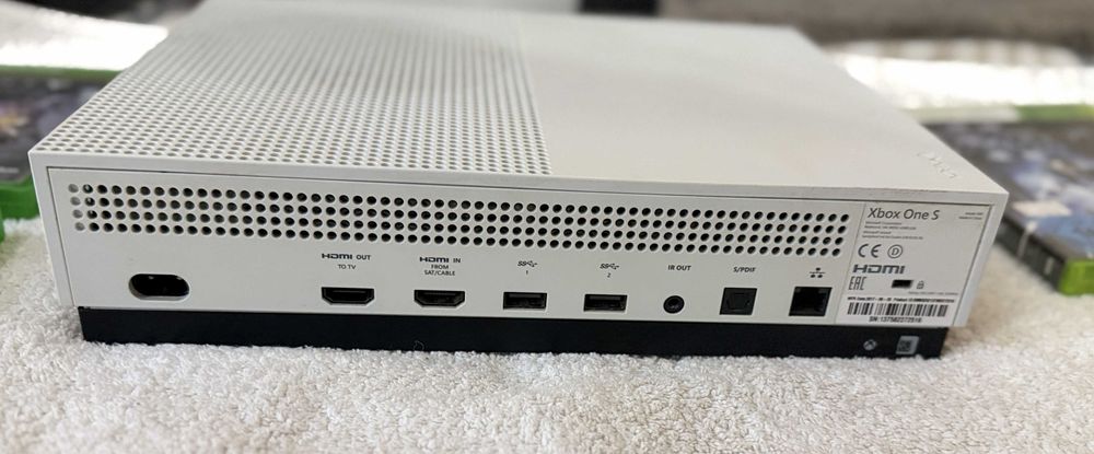 Xbox One S 4K + 4 игри