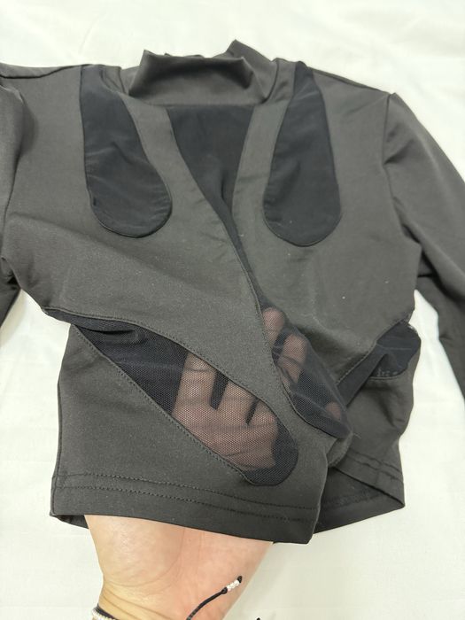 Bluza neagra cu plasa