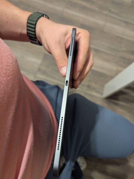 iPad Pro 3 Gen 12.9 inch 256GB Wi-Fi + Logitech case + Apple Pencil 2