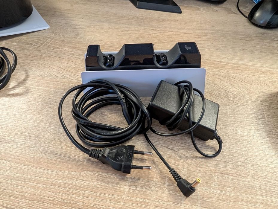PS5 Disk Edition + Controllere + Stație incarcare