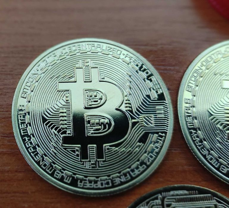 Moneda Bitcon, placata cu aur