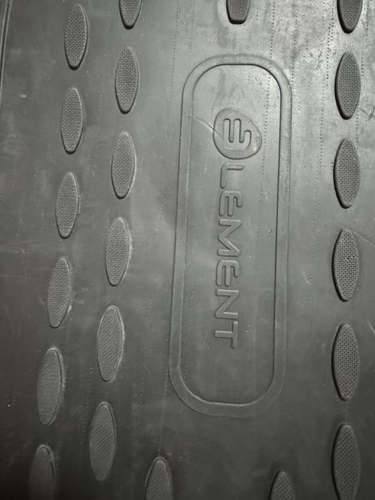 Резиновый коврик в багажник