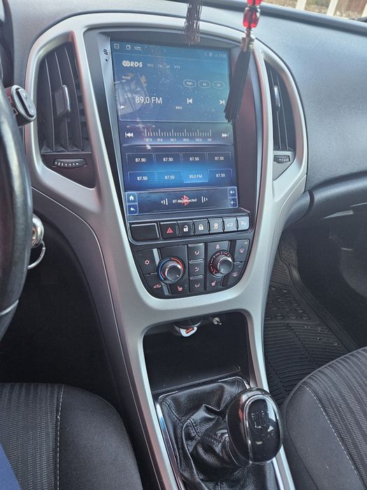 Vând OPEL ASTRA J 2012