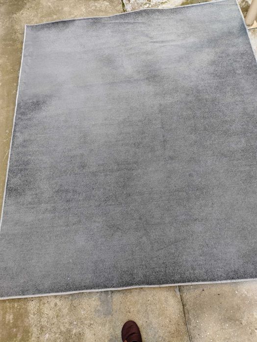 Обкантен сив мокетен килим 260х220