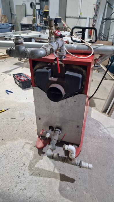 Vând centrala ferroli fonta 30kw cu arzator de peleti