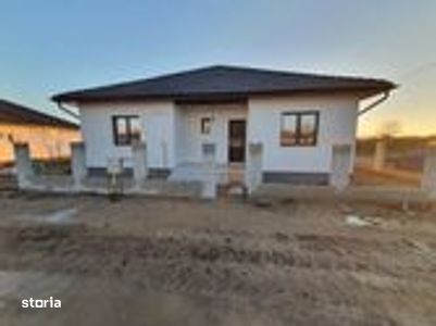 Casa 4 cam.2 băi,1 pivniță 1 dressing,500mp.teren,gard,pavaj