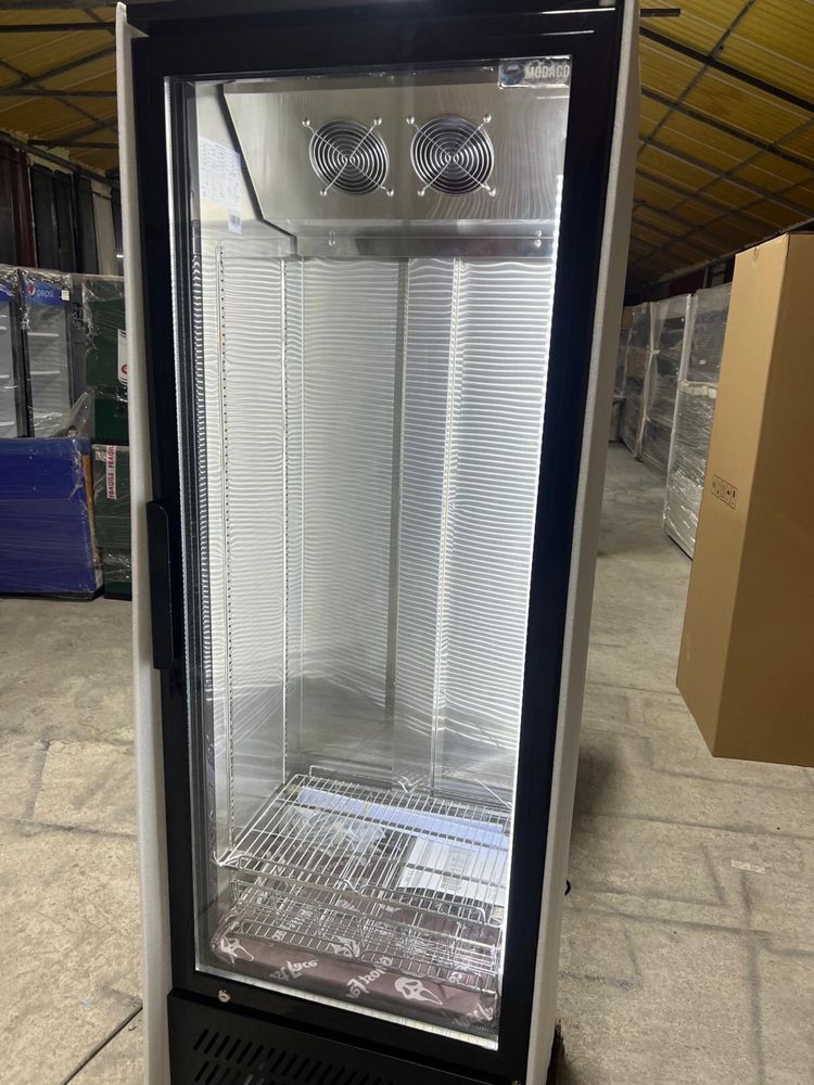 Vitrina frigorifica organizate impecabila pentru expunerea produselor