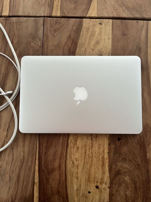 Makbook air 11” 128gb model i5 2013 4Gb RAM